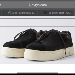 Eytys  - Eytys doja skor  Köpta för 2000 säljer för 1000, Väldigt fint skick!!  Använda så du slipper skavsåren i början!!  Storlek 39 