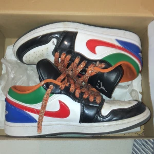 Air Jordan 1 low Multi-Colour black toe  - Bra skick, men börjar bli för små för mig.