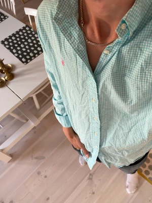 Ralph Lauren skjorta - Tja! Säljer nu min as feta Ralph lauren skjorta som passar bra nu till sommaren. Skjortan köptes för ca. 1400kr men säljer för 399. Skicket är 9/10 och passar M. Vid fler funderingar eller bilder är det bara att skriva!