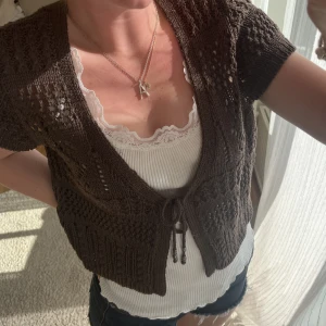 Gullig kofta - Gullig kofta! Den är brun med lite guldiga trådar i men det syns inte jättemycket🌸 skriv vid frågor!