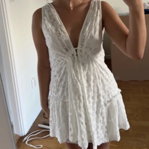 Vit klänning  - Så fin somrig klänning i strl XS. Perfekt för midsommar! 🧸