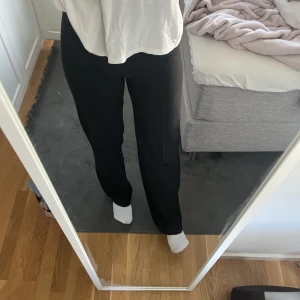 Kostymbyxor - Jättesnygga kostymbyxor från pull&bear i storlek xs💓🌸💕