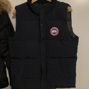 Canada Goose väst - Äkta Canada Goose väst i grymt skick i storlek M. Pris går absolut att diskutera! Tar gärna emot byten.