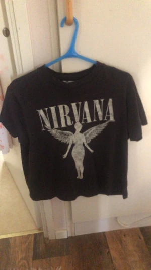 nirvana tisha - fet tröja men bär aldrig. OBS jag röker men det är tvättad. rekommenderar dock ej att köpa om du är känslig. tryck ej på köp nu tack! kontakta mig privat för att betala via swish :) frakt 45kr