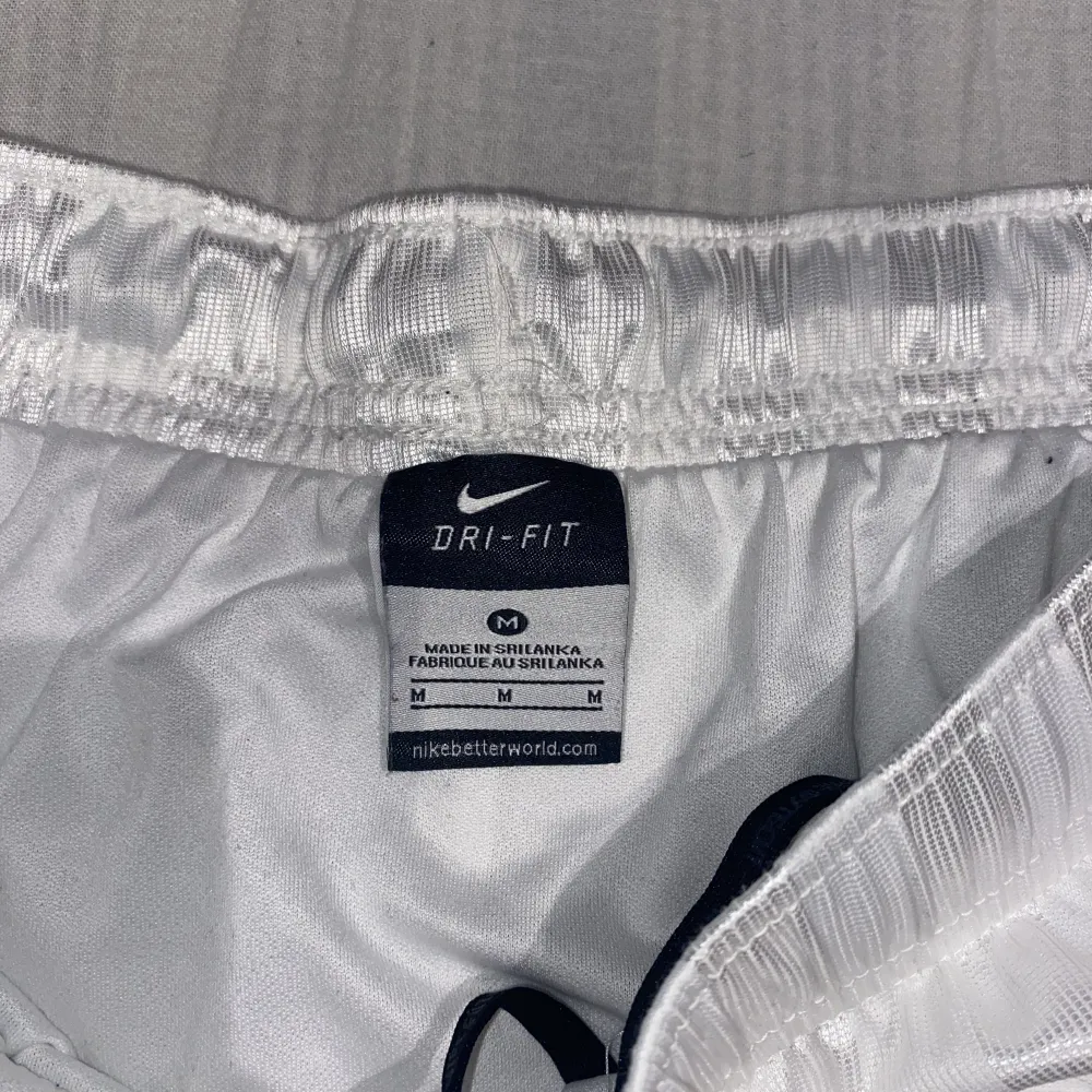 Säljer mina vita Fotboll shorts eftersom ingen användning.   Storlek M men kan passa S. Shorts.