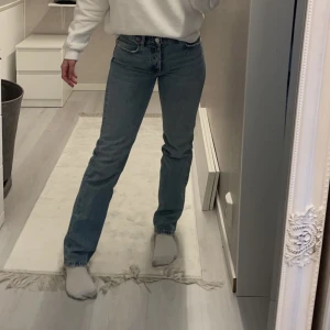 Jeans  - Säljer dessa två mid waist jeansen från Zara, de är inköpta för ca 1 år sen. De är använda men inga har inga defekter. Köptes för 359kr styck men säljer båda för 350kr+frakt. Str 38. Säljs pågrund av att de blivit förstora för mig. Skriv om bilder önskas!