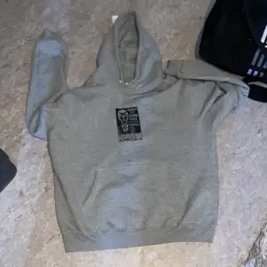 As snygg hoodie säljer då den inte kommer till andvöndning bara andvänd ttp 3 gånger 