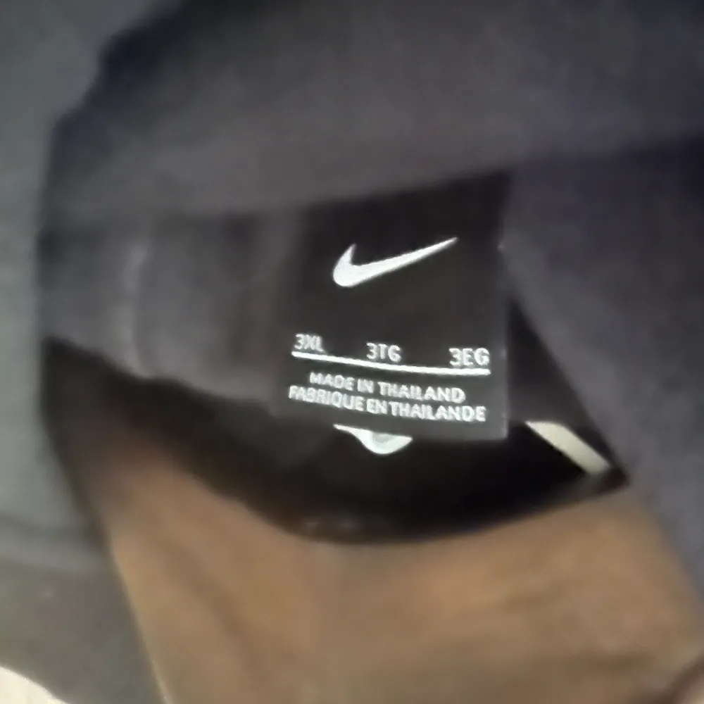 Oanvänd svart AIK zip-hoodie från Nike med klubbens första emblem och logotyp i guld. Begränsad upplaga. Säljes pga platsbrist. Hoodies.