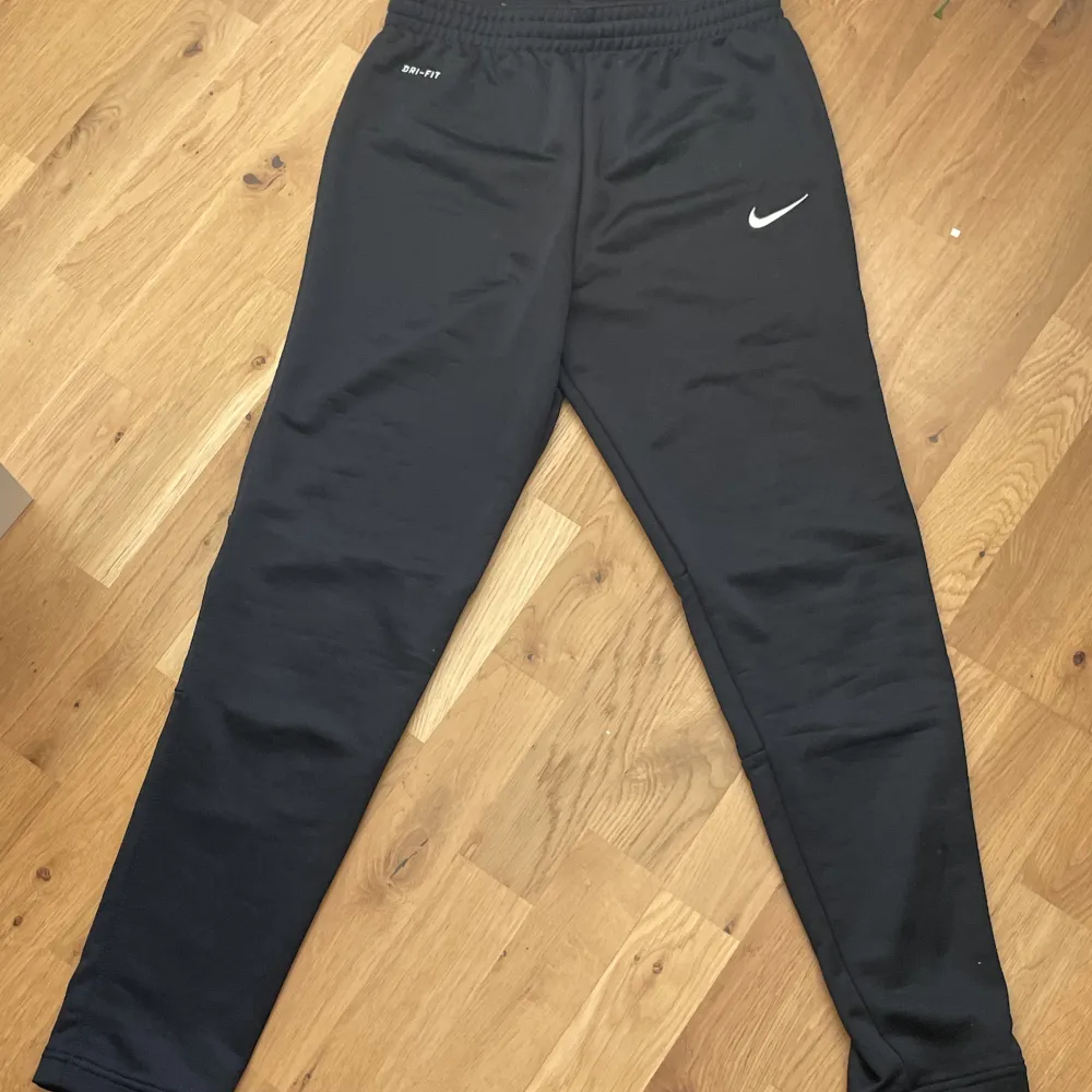 Ser ut som nya Nike Dri Fot byxor som kan användas innan/ efter träningen och under träning också! Nypris 500kr. Pris kan diskuteras! . Jeans & Byxor.