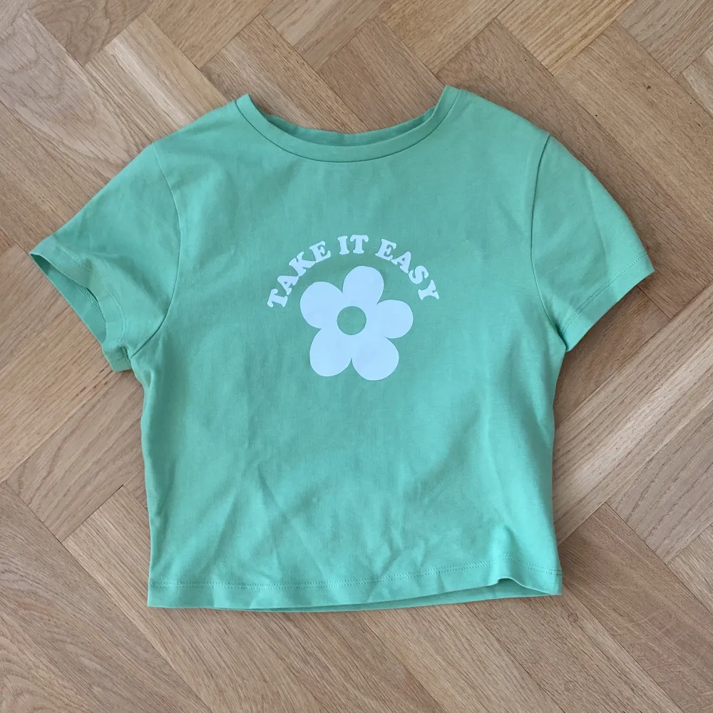 Grön t shirt med fint tryck💚knappt använd så jättefint skick! Köpt på asos. T-shirts.