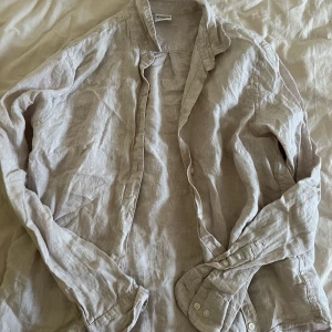 Linneskjorta - Säljer denna superfina linneskjorta i 100% linne, perfekt för sommaren. Storlek s!🌸🤍