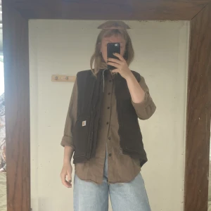 Brun skjorta - Härlig brun skjorta i bomull. Västen säljs också i sepparat annons.  Skicka meddelande vid köp, PRIS INKLUSIVE FRAKT