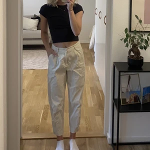 Sommarbyxor - Byxor från Gina Tricot. Storlek 34. Tunt och skönt material perfekt nu för sommaren. Bra skick!! Köparen står för frakten🥰