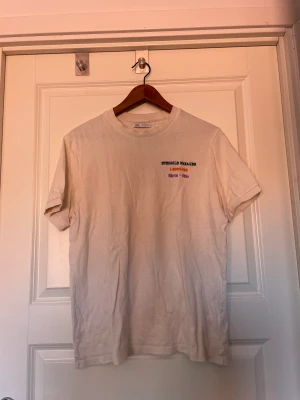 T-shirt - tisha från zara, väldigt bra skick. Pris: 99kr