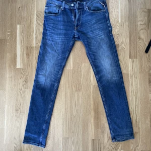 Replay Jeans - Säljer mina snygga replay jeans då jag tyvärr växt ur dom. Ljus snygg tvätt och grymt skick. Hör av er för fler bilder eller frågor!