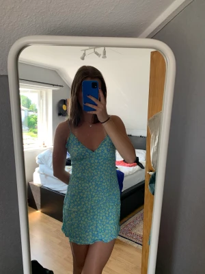 Blå klänning - Blå klänning från Bershka i strlk m🥰 Endast använd en gång, säljer då den är lite för kort🫶🏼