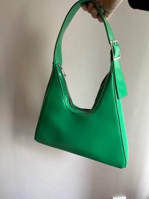 Grön axelremsväska/handväska från Carin Wester. Endast använd ett par gånger.