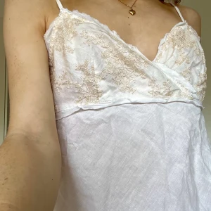 Topp - Vintage topp med fina detaljer. Dragkedja på sidan av toppen. Är en XS och toppen sitter som en S så är en aning för stor för mig❣️