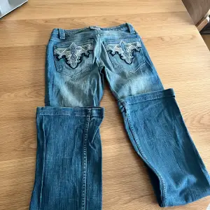 Antik denim jeans blå jättesnygga med detaljerna på bakfickorna❤️storlek 25 