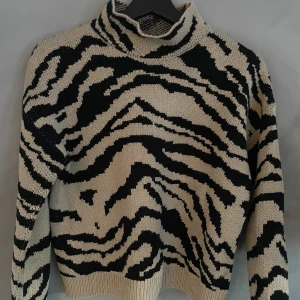 Stickad tröja  - Aldrig använd. Strl xs/s