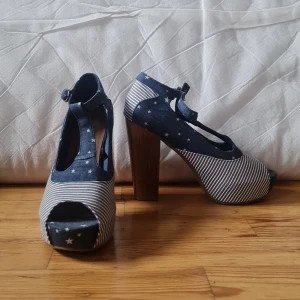 Klackskor  - Klackskor i blått med öppen tå.