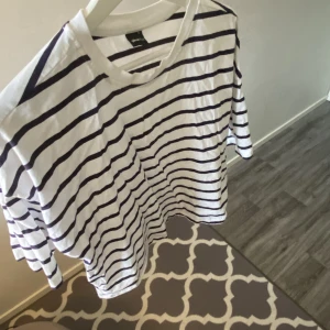 Randig t-shirt - Randig t-shirt från Gina Tricot. Ränderna är svarta men även lite åt det marinblåa hållet🫶🏻