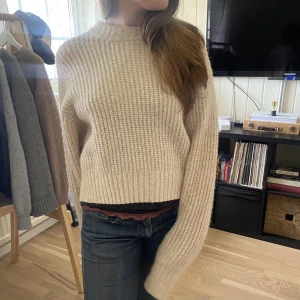 Beige stickad tröja  - Säljer denna söta stickade tröjjan från Monki i storlek S💗 Så söt och väldigt sparsamt använd💓💓💓