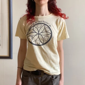Gul t-shirt - Jättesöt liten Champion-tisha tillverkad i USA, deadstock från 1984 tills jag köpte den för ett år sen :) Har verkligen använt typ två gånger, toppskick.