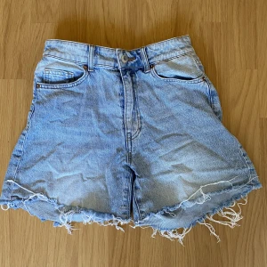 Jeansshorts från Hm - Jeansshorts från hm, storlek 36!
