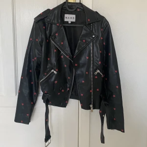 Skinnjacka - Jättefin skinnjacka från NA-KD! Använd få gånger och är i väldigt bra skick! Storlek XS❤️