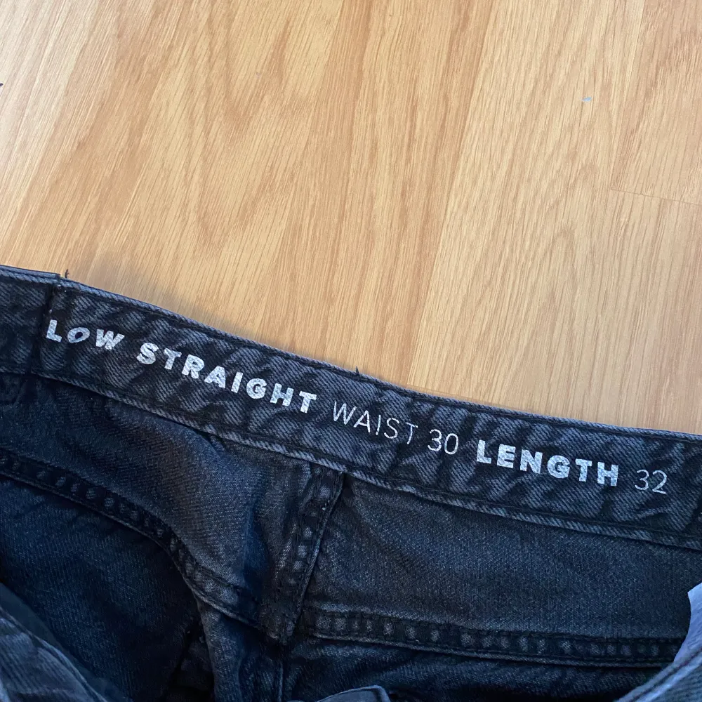Lågmidjade straight jeans från Bikbok, Storlek 30 längd 32, köpta för 599 säljer för 300!. Jeans & Byxor.