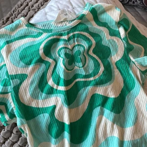 T-shirt - green/white - Jag säljer den här tröjan för att den är för liten,har använt den 2-4 gånger.