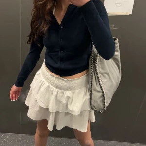 vit volangkjol - Jättefin vit volangkjol som passar perfekt till sommaren❤️Passar till alla outfits men säljer då jag köpt en liknande! Det finns en pytteliten fläck, men tror att det försvinner i tvätten. Storlek M men passar bra på mig som brukar ha Xs/S