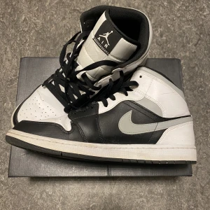 Jordan 1 Mid White Shadow - Jordan 1 Mid White Shadow Storlek: 45.5 Skick: 8/10 Pris: 1549 