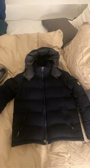 Moncler montgenevre Navy - Storlek: 2 (S-M) Skick: 8/10 Inget og tyvärr 