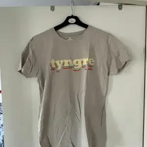T-shirt från Tyngre. Använd ett flertal gånger och har inga slitmärken eller missfärgningar. Fortfarande hel.