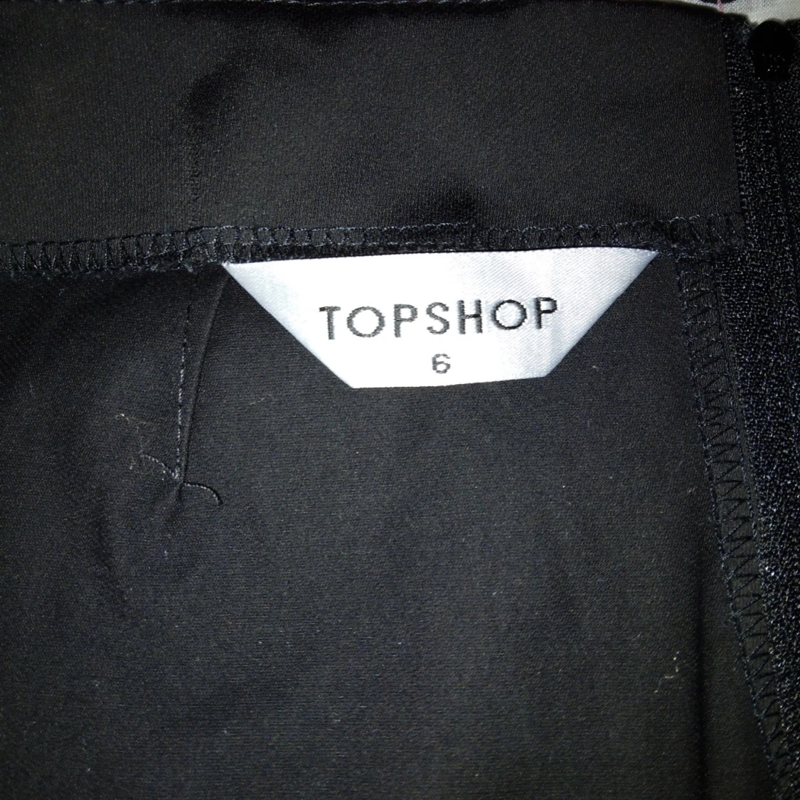 Svart minikjol / kort kjol, från Top Shop. Strlk: 34, XS. Felfri. Satin. - 2