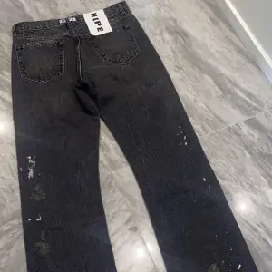 Helt nya hope bootcuts jeans. Lapparna är kvar helt oanvönda. Storlek 28. Nypriss 2700