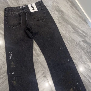 Hope  - Helt nya hope bootcuts jeans. Lapparna är kvar helt oanvönda. Storlek 28. Nypriss 2700