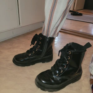Regn/vinterskor till flickori storlek 31 från hm.  - 100kr. Bra skick ingen smuts eller håll. Pris kan alltid diskuteras