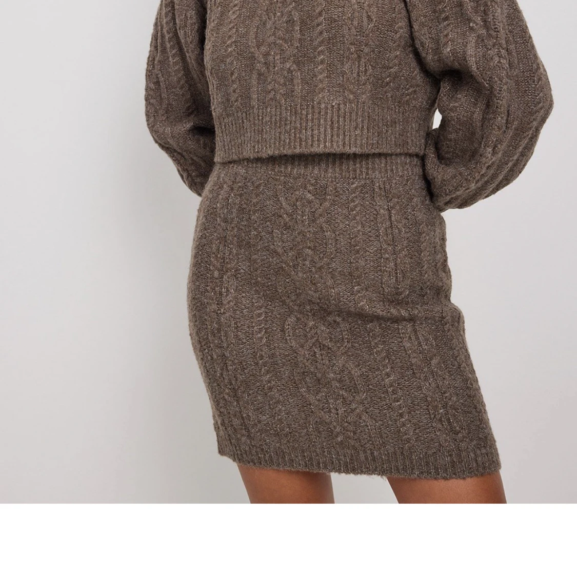 Brun kabelstickad kjol