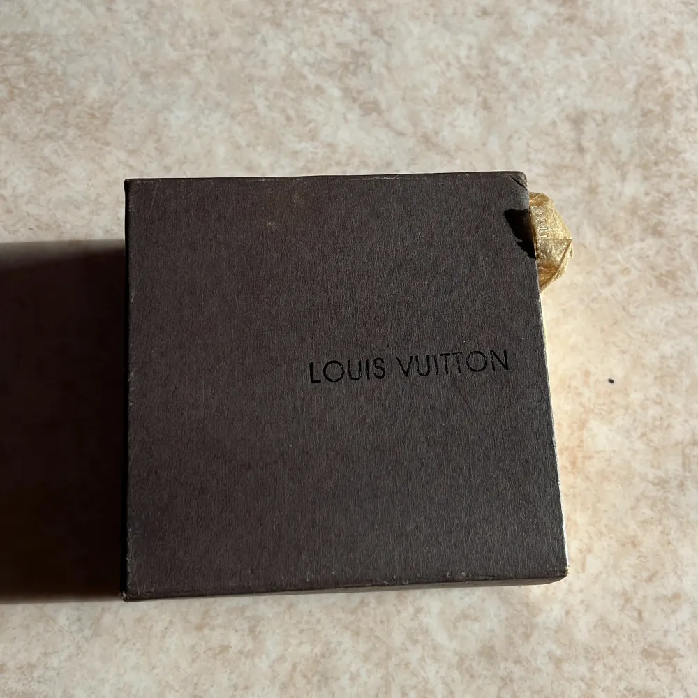 Louis Vuitton skärp kopia. Skärpet är i gott skick förutom slutet på insidan där det har repats. Eftersom att skärpet var extremt långt har jag även gjort egna hål och klippt en del i slutet. Därför säljer jag det billigt. Dm för fler bilder.. Övrigt.