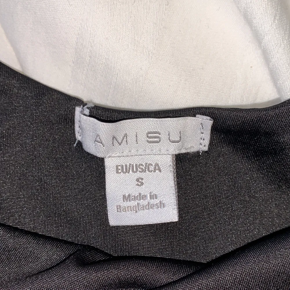 Säljer detta linne från AMISU. Perfekt basic topp till sommaren! Säljer pga kommer inte till användning längre. Köpt för 129kr och säljer för 30kr. Toppar.