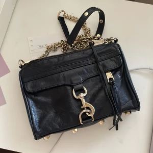 Handväska  - Säljer min super snygga Rebecca Minkoff väska☺️ Väskremmen går att ändra längd på! Pris går att diskutera Nypris ca: 3000 kr