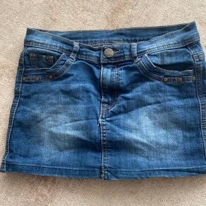 Lågmidjad jeabskjol  - En fin mörk blå jeans kjol som är lågmidjad och perfekt till sommaren, elastisk, och stretchig. Kan gå lägre i pris. Skriv för er info! ❤️Använda ett par fåtal gånger, säljer för jag inte använder! 💘