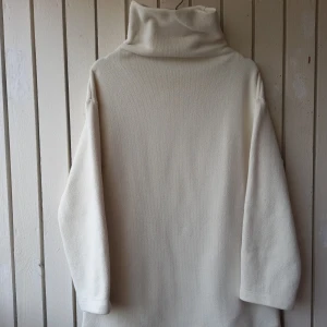 Cream Uniqlo fleece jumper - A lifesaver for cold temperatures. The material has a little bit of pilling but it's not visible if you don't look too close. Size M, also good for L. 100% polyester. Shoulder width 56 cm. Length (excluding collar) 70 cm.
