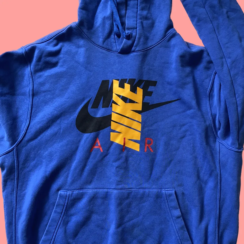 Nike hoodie i ett använt skick. . Hoodies.