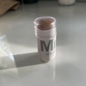 Milk bronzer stick  - Populära Milk Makeup Bronzer stick. Testad några gånger, men endast med borste (har ej nuddat min hud) Nypris 279kr   Frakt 15kr