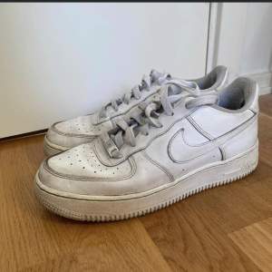 Vita Nike air force 1 strl 39. Fin kvalite 300kr 