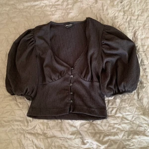 Monki svart blus - Nyskick köparen står för frakt eller så möts vi. Klicka gärna på köp nu. Passar xs också då stretchig